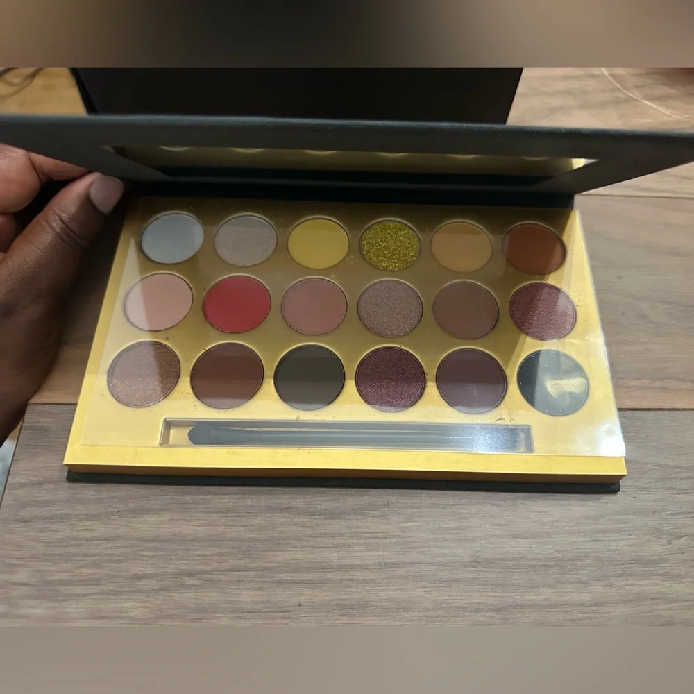 18-Color Eyeshadow Palette - Picture 2 of 3